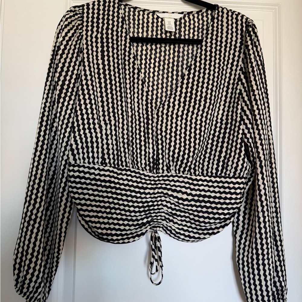 H&M Black and White Cropped Patterned Blouse w/ drawstring